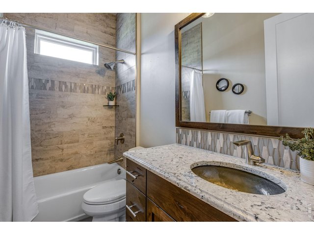 Property Photo 29 Main floor guest bath