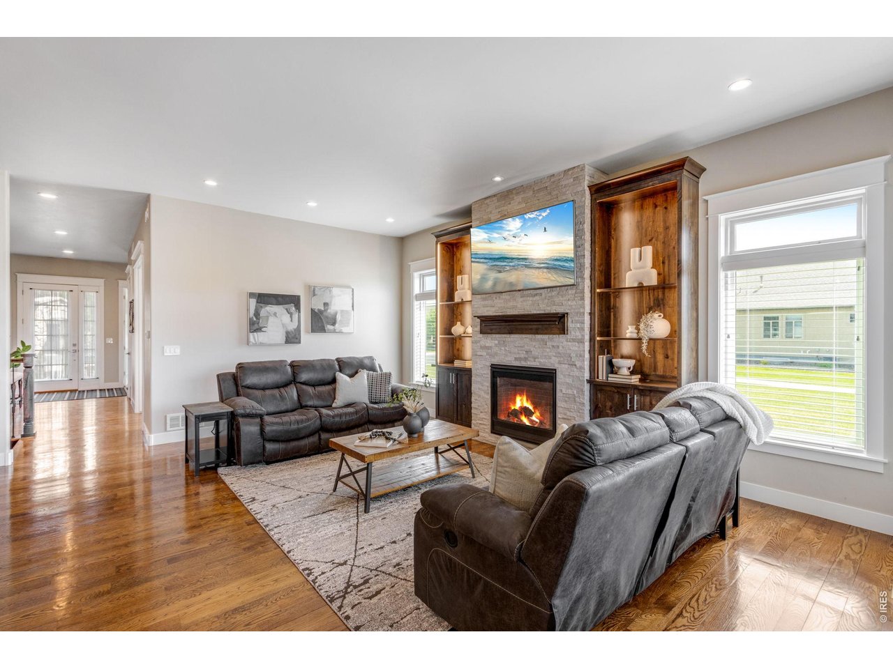 Multi-width, oak hardwood floors