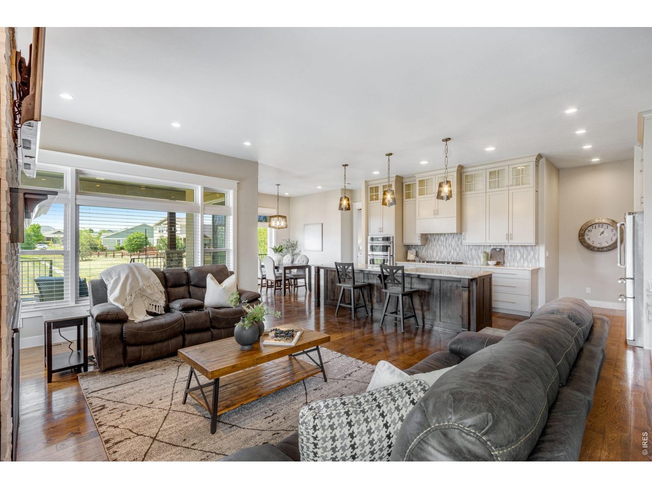 Open floor plan w/ 8' interior doors