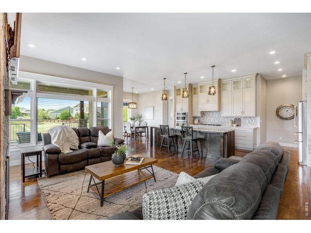 Property Photo 8 Open floor plan w/ 8' interior doors