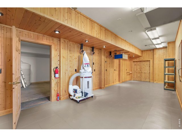 Property Photo 33 Finished workshop with almost 500 sq ft! 
