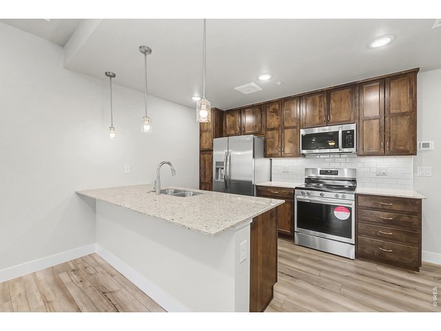 Property Photo 2 Move in ready with gorgeous finishes!