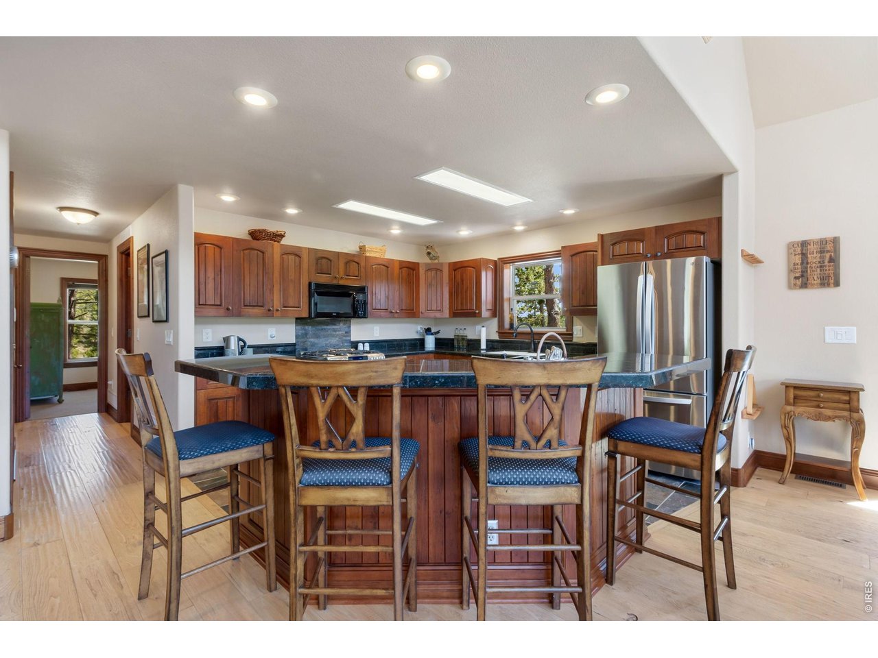 Eat-in Kitchen Bar with stools