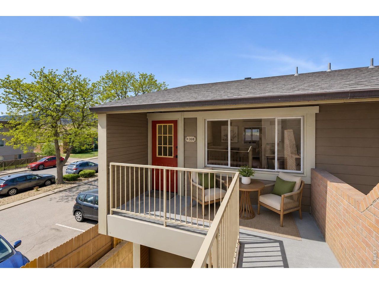 Dead end exterior space offers lounging privacy