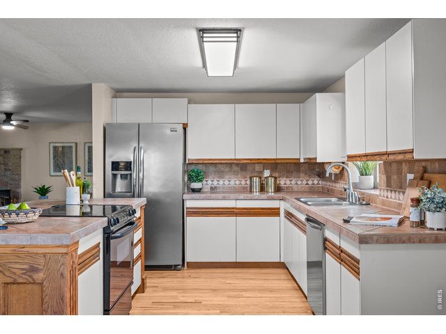 Property Photo 9 Plentiful kitchen space!