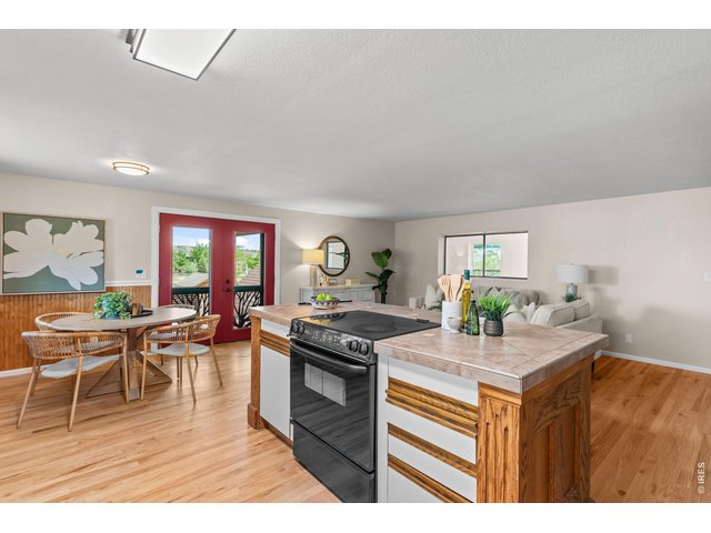 Property Photo 8 Electric stove