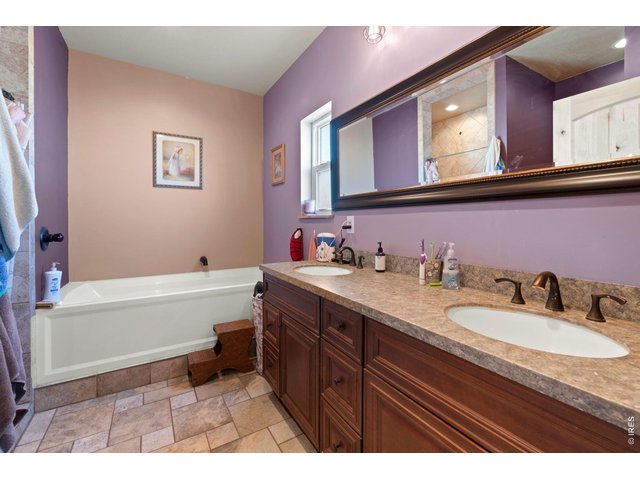 Property Photo 10 Primary bathroom