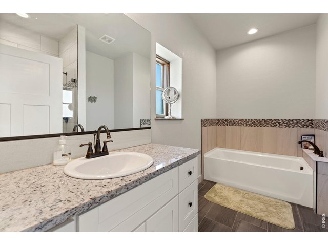 Property Photo 31 Full 5-piece primary bathroom