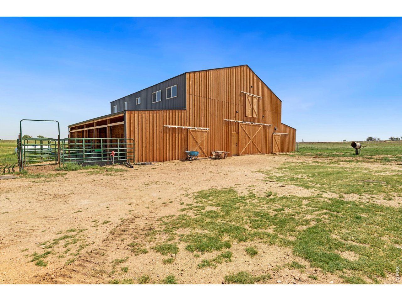 Stunning barn with stalls and runs!