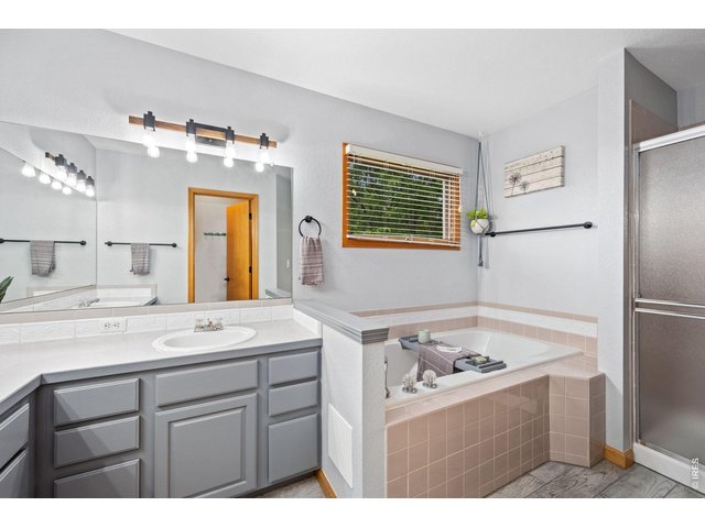 Property Photo 27 5-piece primary bath