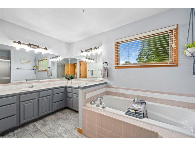 Property Photo 26 5-piece primary bath