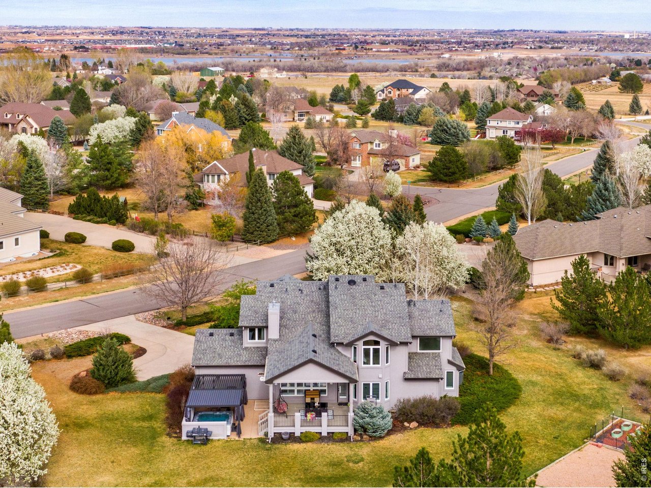 Peaceful estate-style setting minutes to I-25, commuting, and golf. Exceptional proximity to shopping, dining, and commuting routes