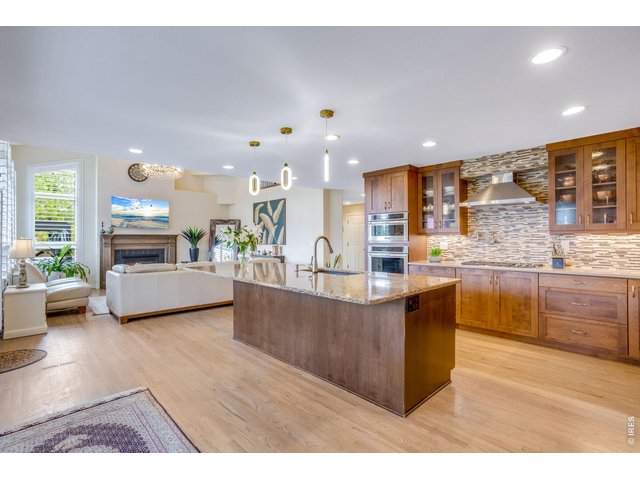 Property Photo 5 Phenomenal Kitchen - as practical as it is beautiful! European Face frame cabinetry soft close/dove-tail joints and full tile splash.