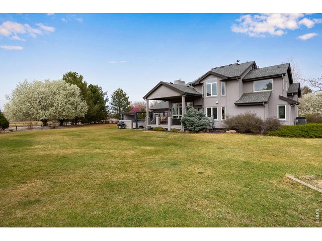 Property Photo 33 Huge backyard - beautifully cared for inside and out!