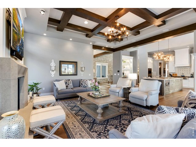 Property Photo 17 Soaring tall ceilings 
