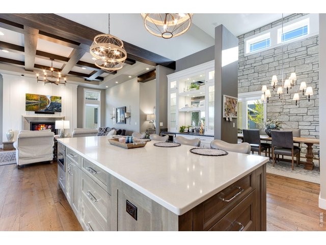 Property Photo 21 Grand kitchen island