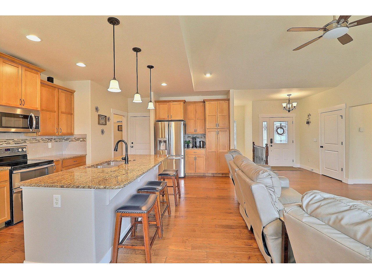 Total 3200 SQ FT