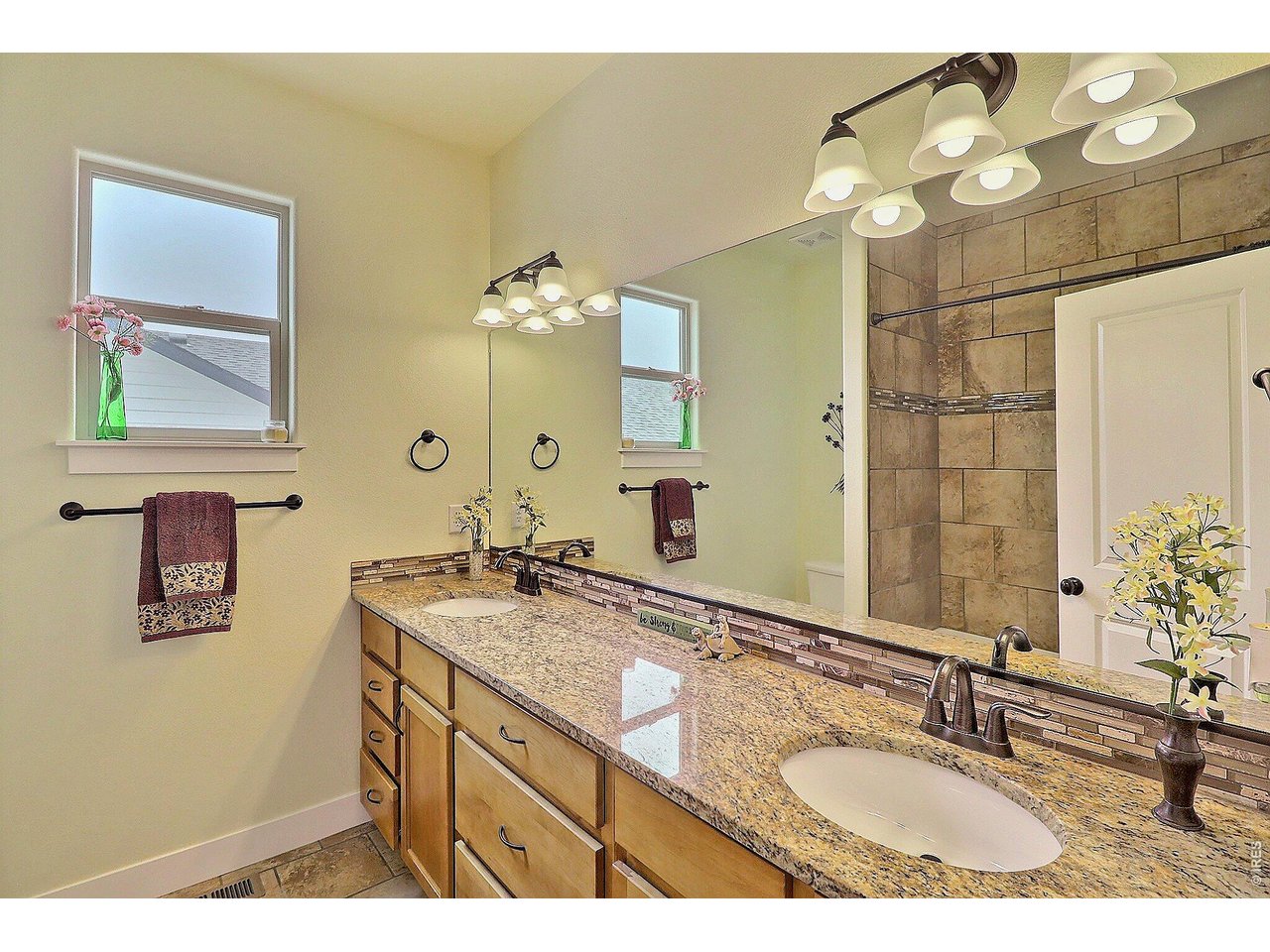 Main Bathroom with Tub-Shower