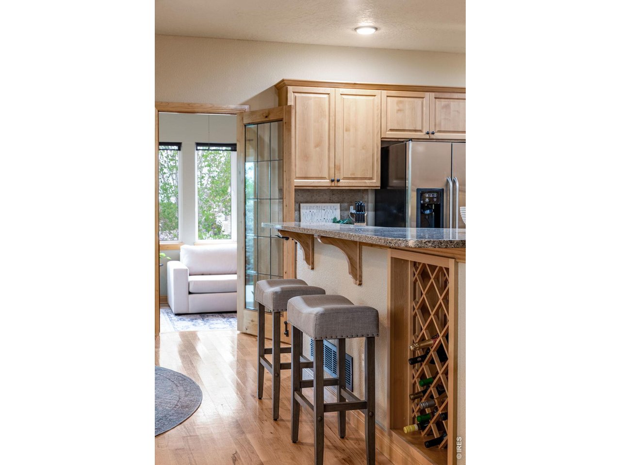 Easy transition to the lounge flexspace or office. 