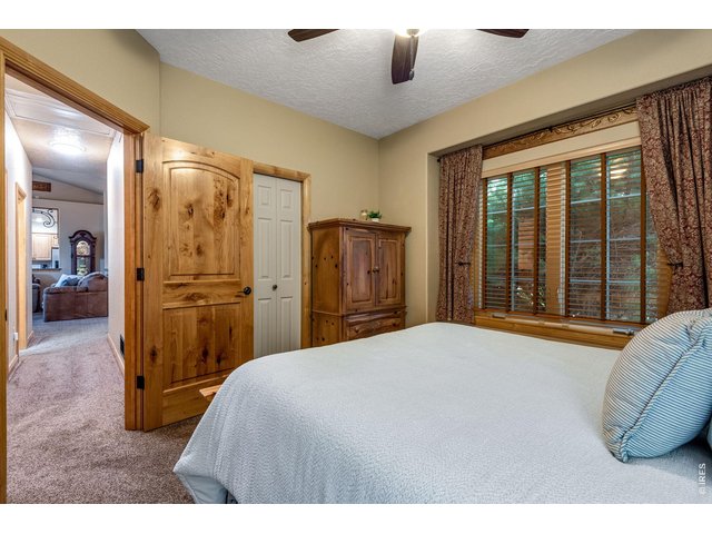 Property Photo 43 Beautifully upgraded throughout - gorgeous wood millwork! 