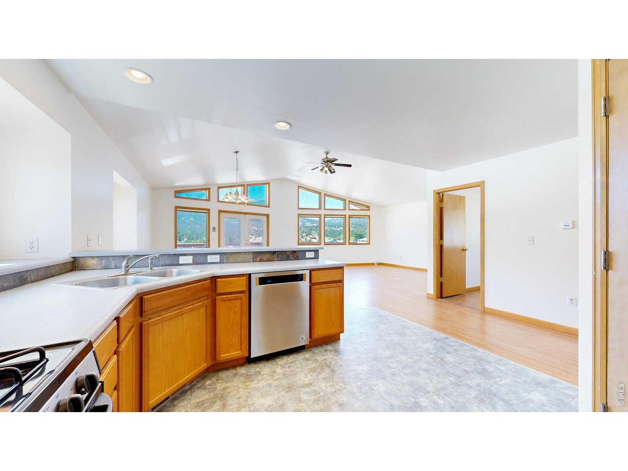 Property Photo 10 Kitchen