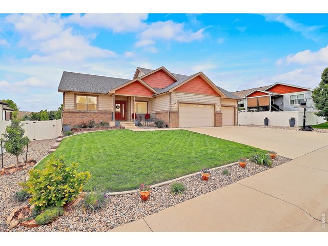 Property Photo 2 with Attached Oversize 3-Car Garage