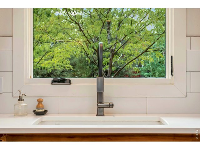 Property Photo 11 Undermounted kitchen sink to create a seamless, high-end feel in the kitchen. 