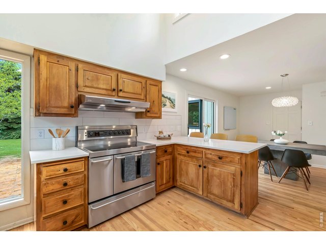 Property Photo 14 Kenmore Elite double oven with six burners and range hood, perfect for the home chef. 