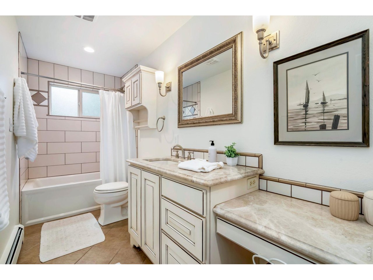Spacious full bath on the main level. 