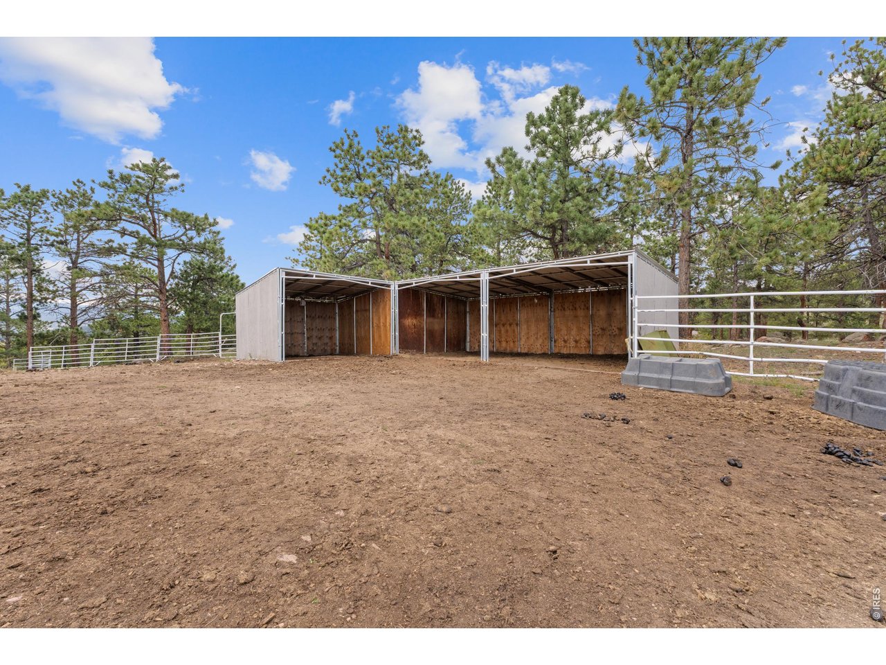 Loafing sheds in dry lot