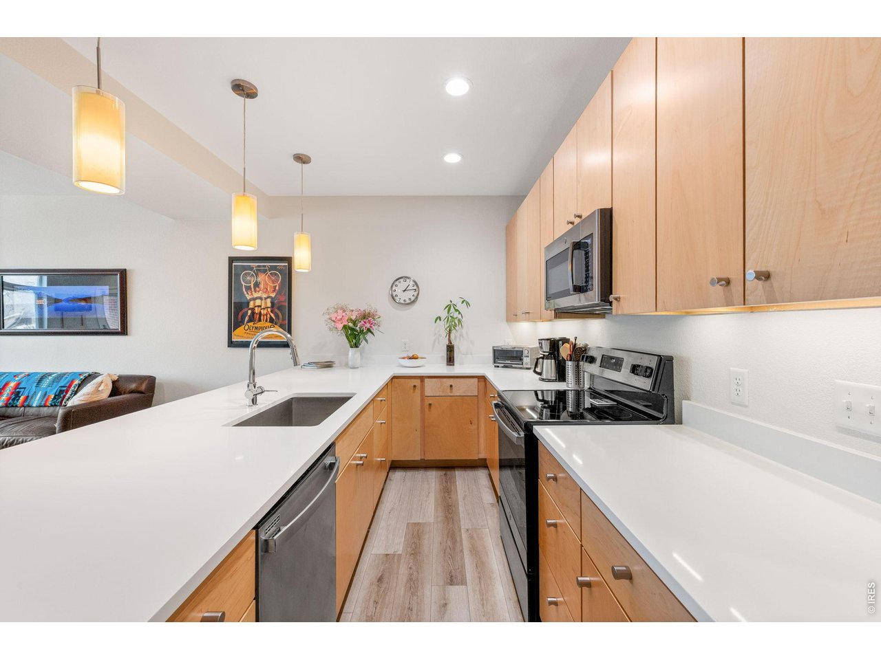 Large kitchen peninsula that easily seats 5