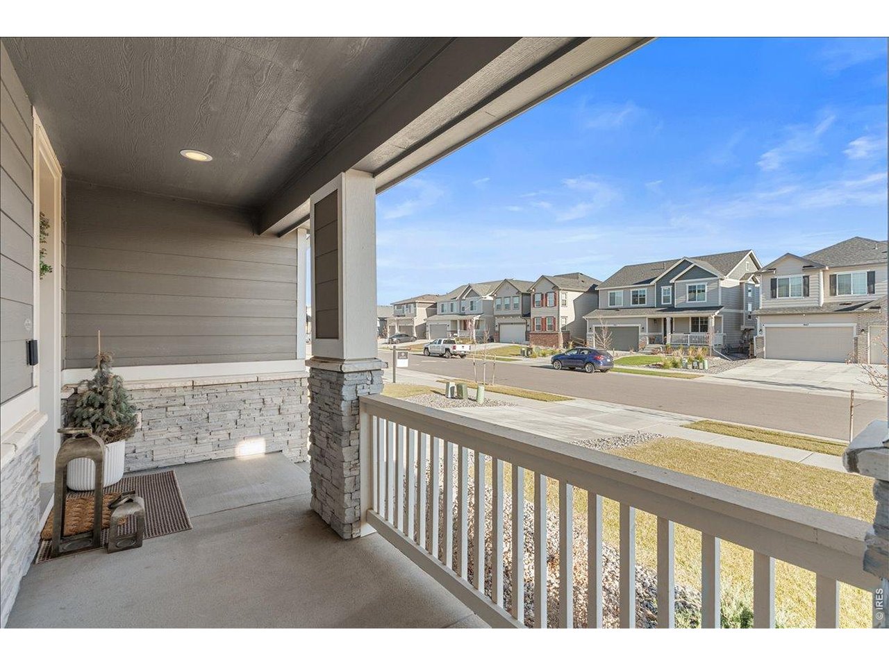 Covered front porch! 