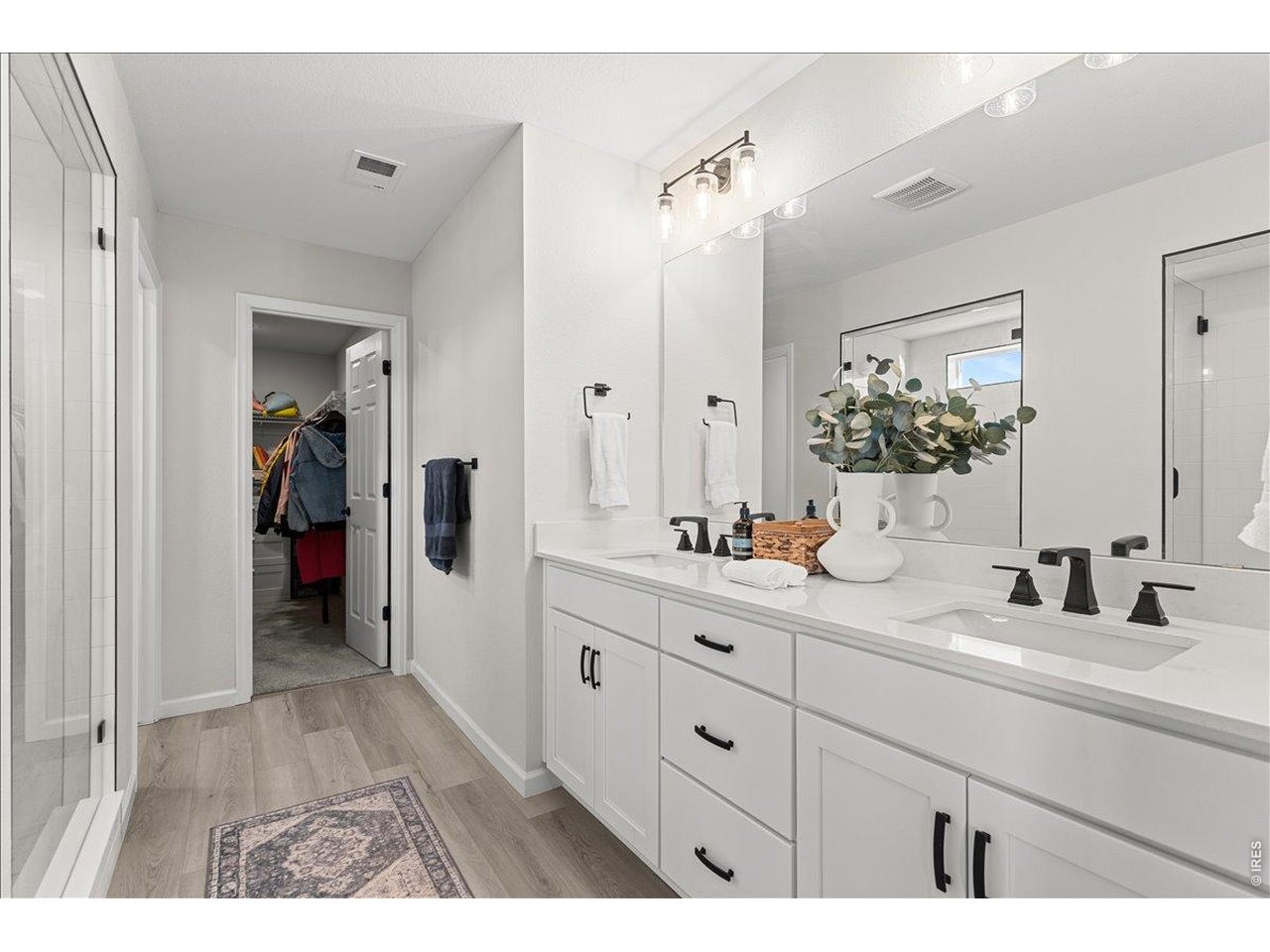 Primary Bath w/ dual sinks 