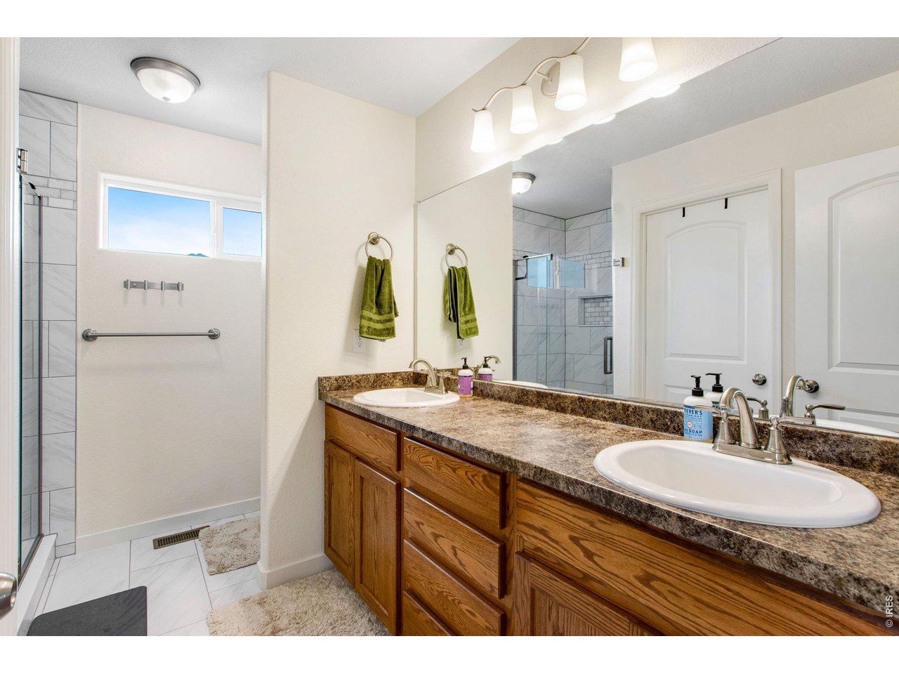 Double sinks in primary bathroom