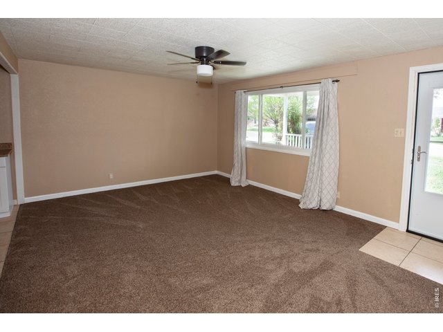 Property Photo 5 Living room