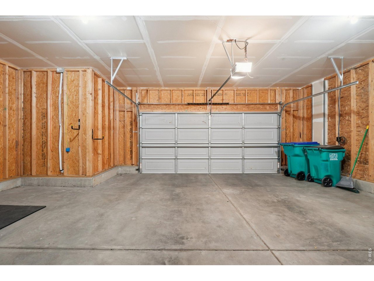 Oversized 2-car garage