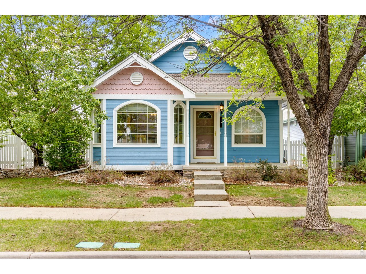 Cute Cottage in Harvest Gold!