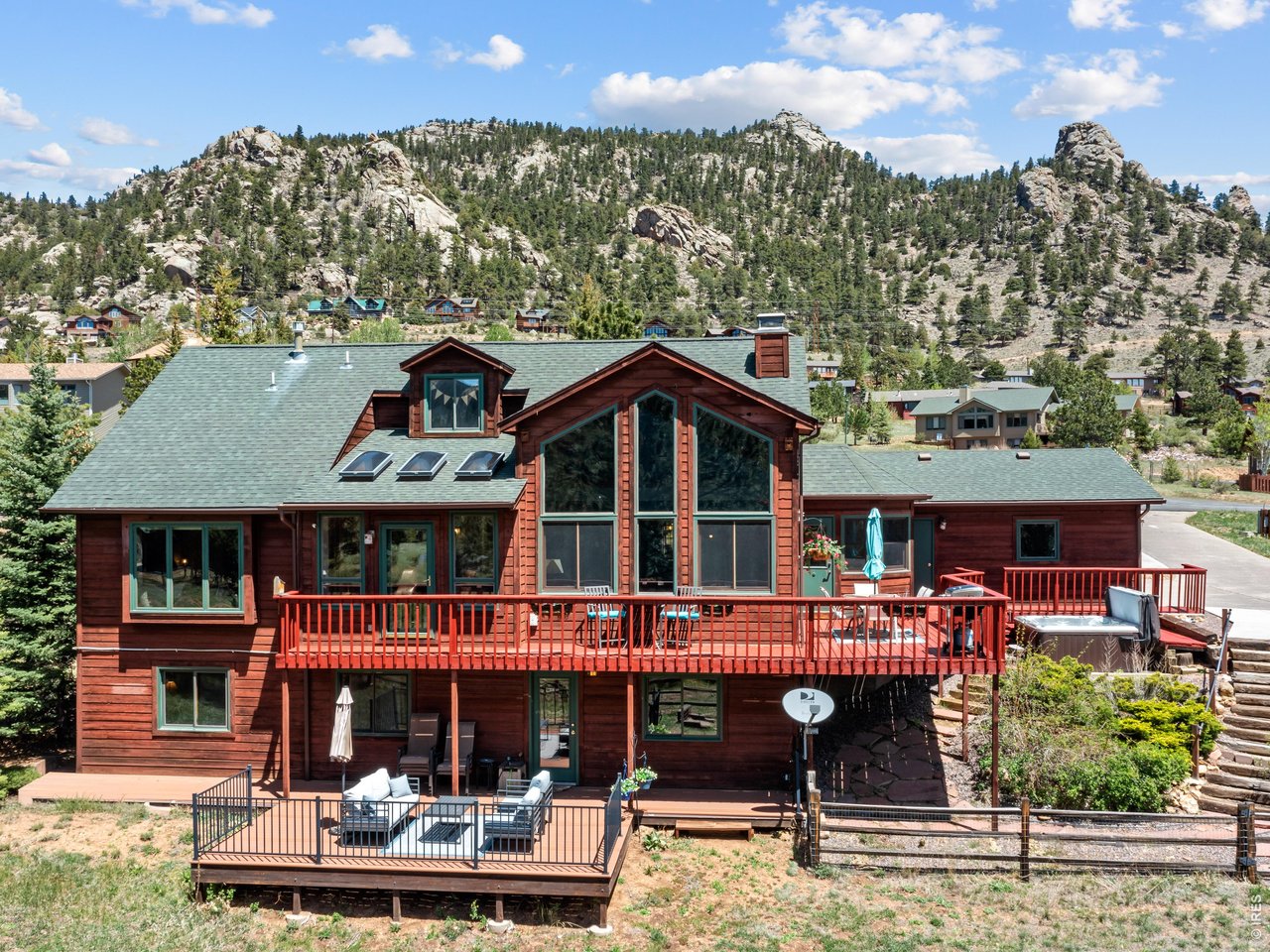 almost 1/2 acres to play and entertain. Horseshoe pits