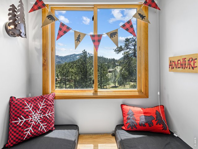 Property Photo 38 cozy reading nook in upstairs bedroom great for bedtime stories 