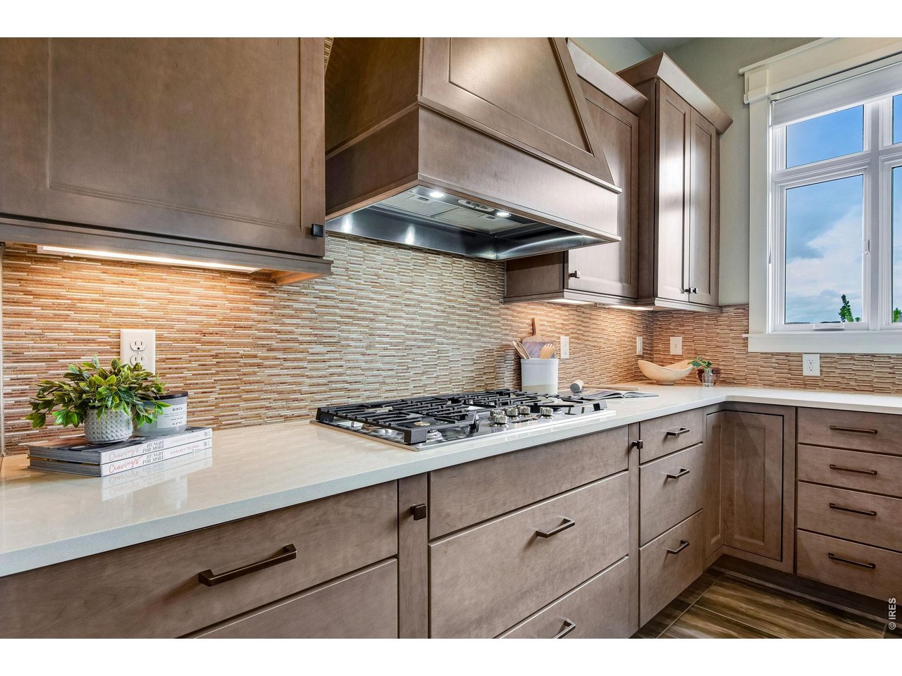 Under cabinetry lighting & full tile backsplash