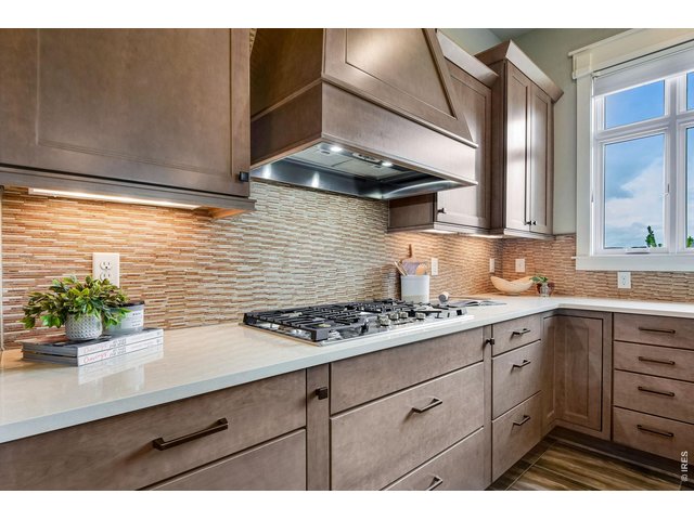 Property Photo 18 Under cabinetry lighting & full tile backsplash