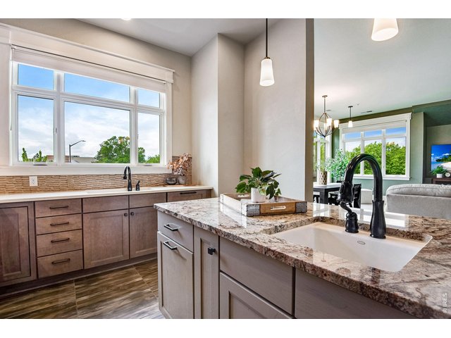 Property Photo 17 A chef's kitchen perfect for easy entertaining. Beautiful rich neutral colors