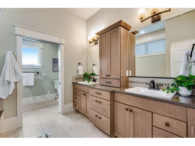 Property Photo 34 5 piece bathroom with heated flooring! 