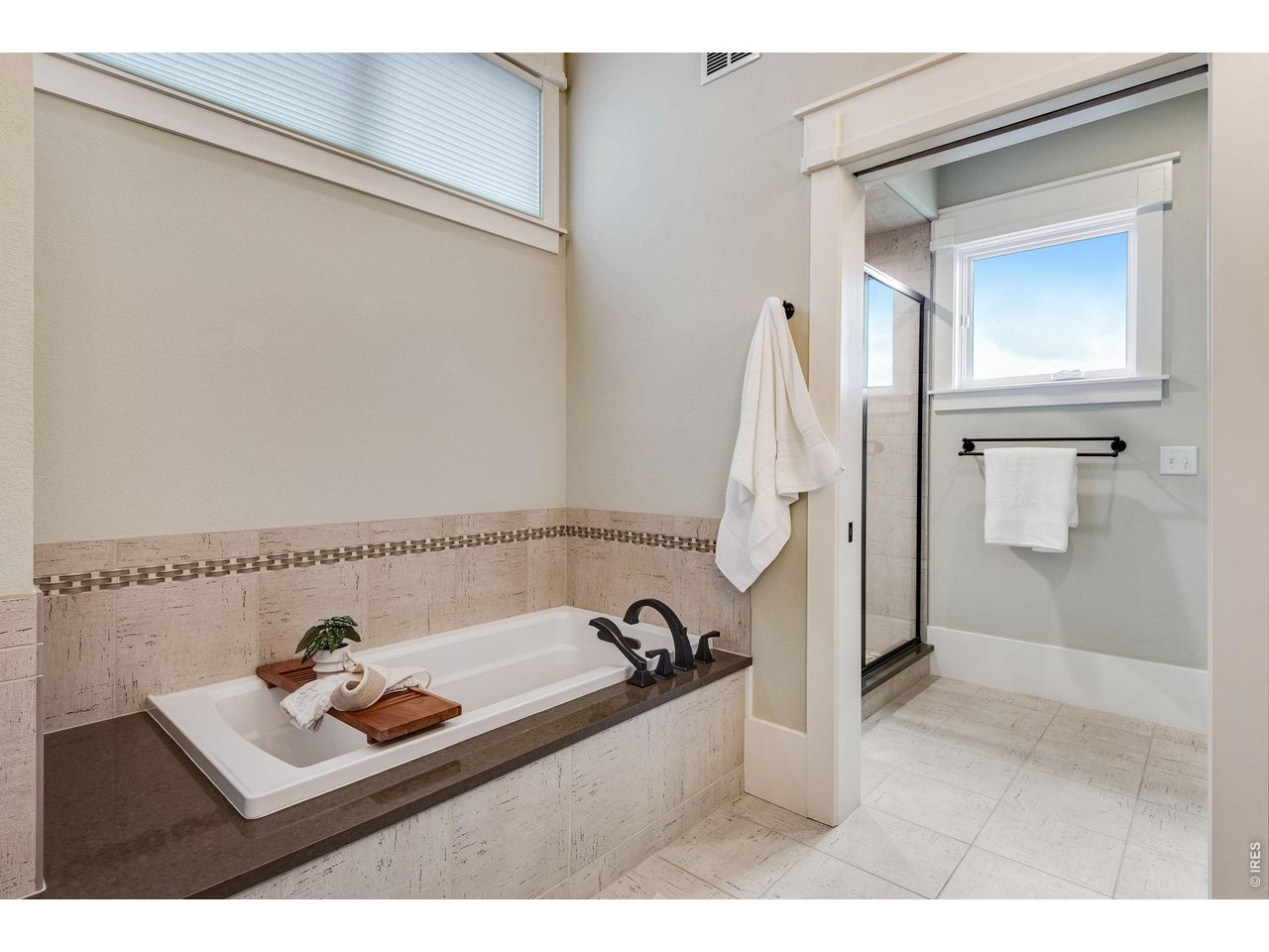 Large Soaking tub! 