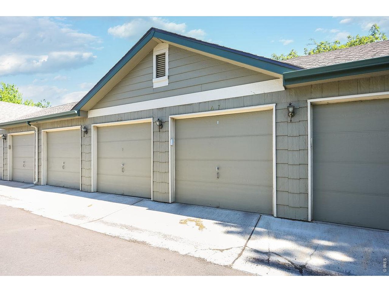 1 car garage with new opener - just north of the condo