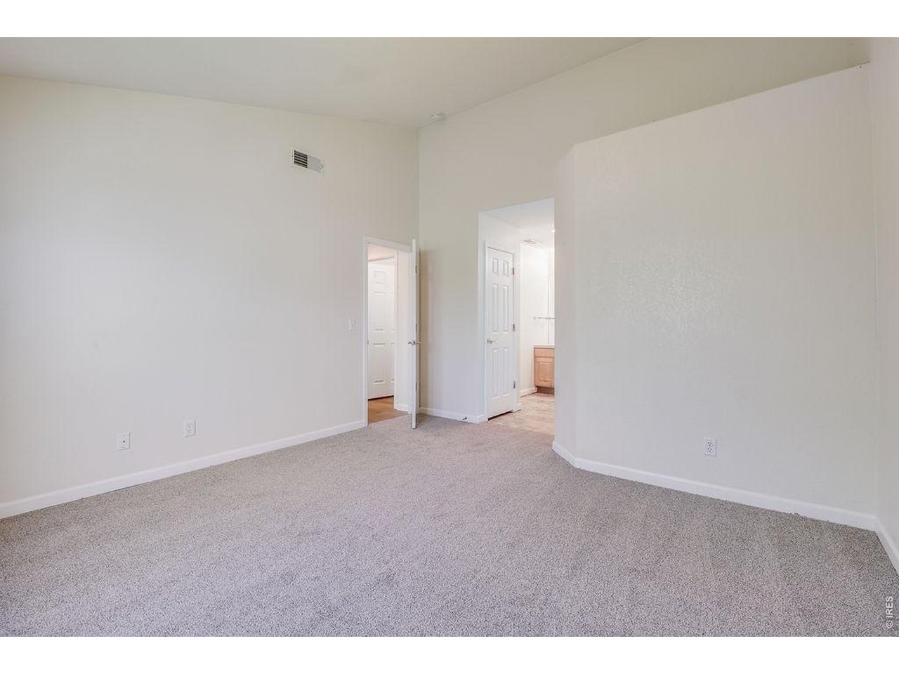 Soaring ceilings, bath and closet ensuite