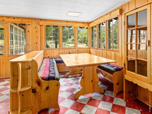 Property Photo 11 Built-in banquette