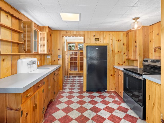 Property Photo 13 Checkerboard flooring!