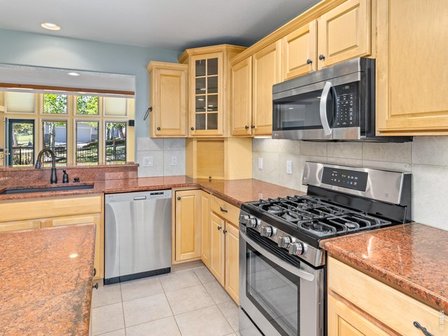 Property Photo 10 Granite & Stainless kitchen