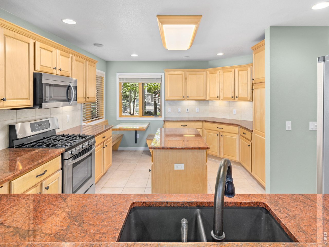 Lots of kitchen storage